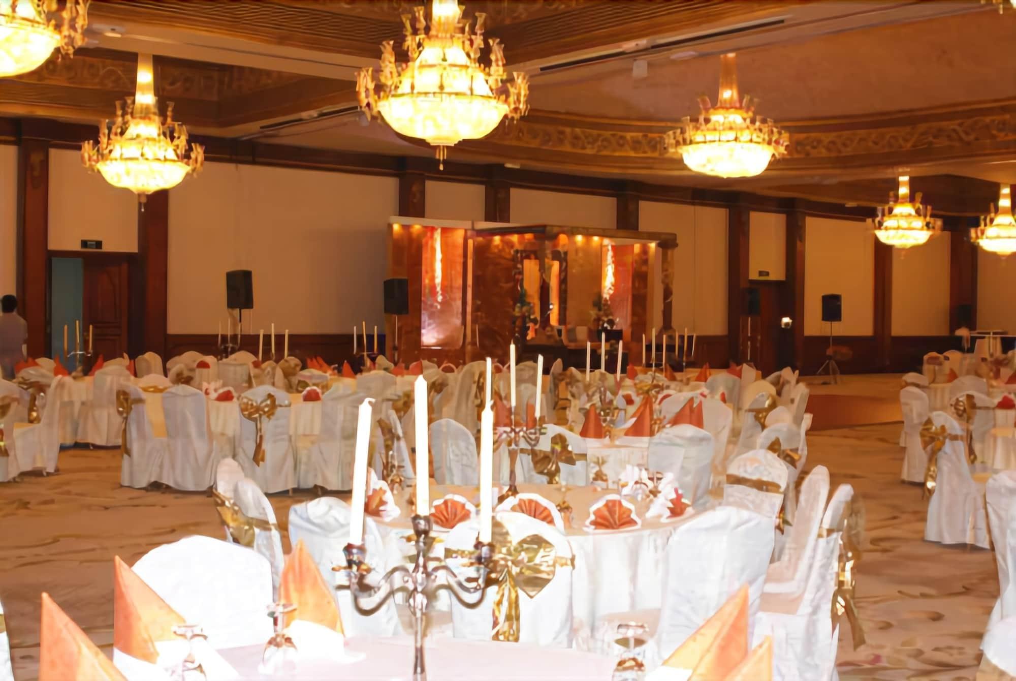 The Convention Center & Royal Suites Hotel Koweït Extérieur photo